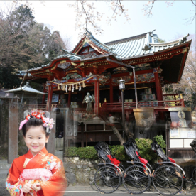 Übernachten Sie auf dieser Japan Reise in uralten Tempeln und traditionellen Ryokans, wo Sie im Herzen der japanischen Natur in das heiße Wasser der berühmten Onsen-Thermalquellen eintauchen können. Kleines Mädchen im Kimono, Schreingebäude und Rikscha