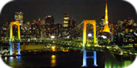 Sehen Sie die Rainbow-Bridge in Tokyo, die auch bei Nacht beeindruckend ist. Tokyo bei Nacht