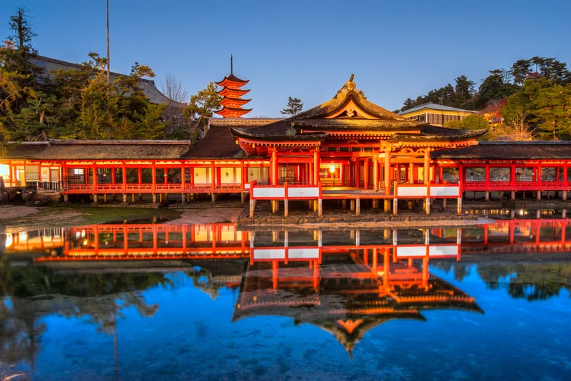 Itsukushima Schrein Torii im Wasser