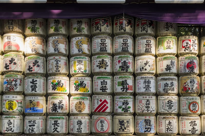 Sake Fässer in einer Brauerei